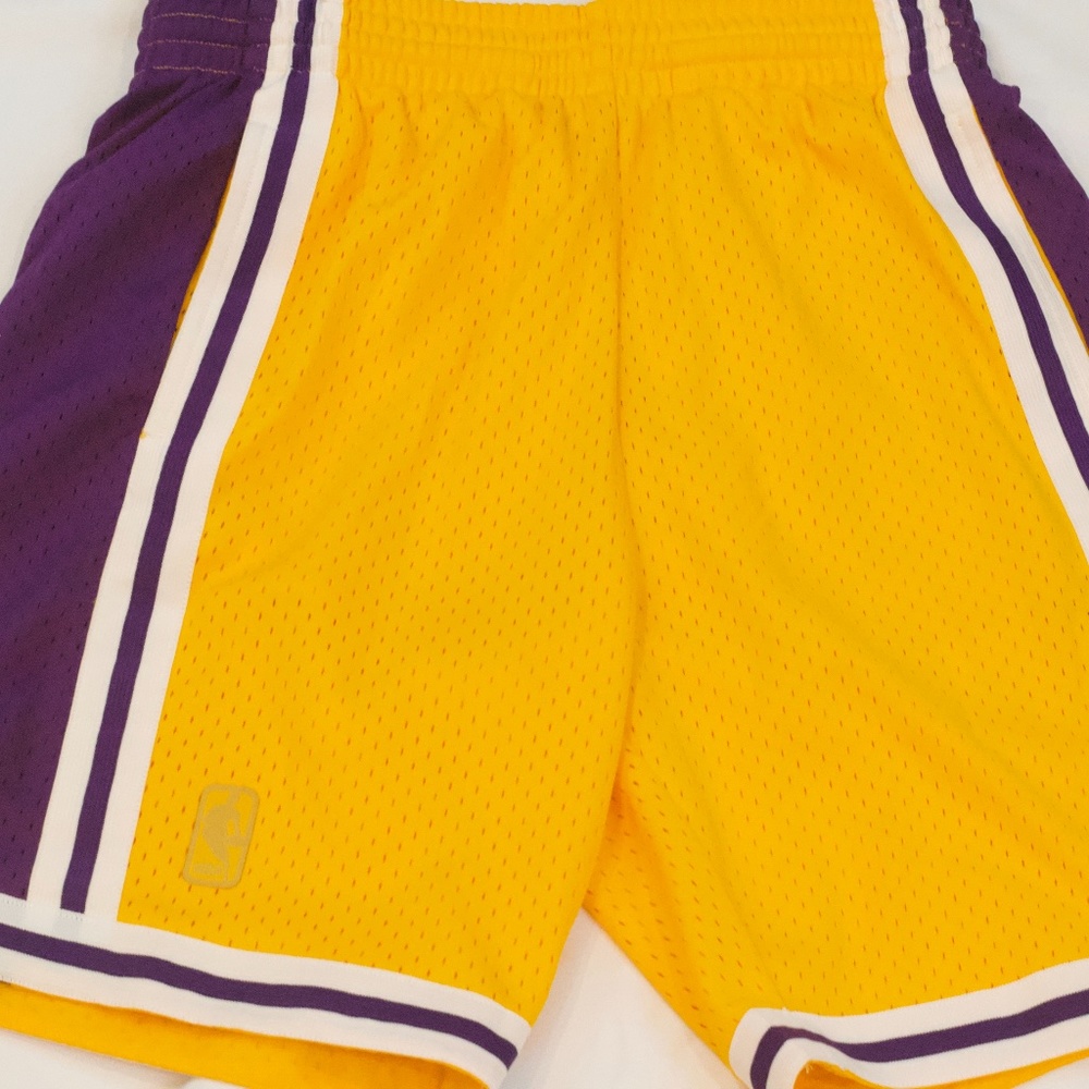 Mens Mitchell and Ness Los Angeles Lakers Throwback Shorts 1996-1997 Sz Small